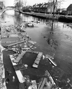 847833 Afbeelding van de ernstige vervuiling van de Leidsche Rijn te Harmelen.